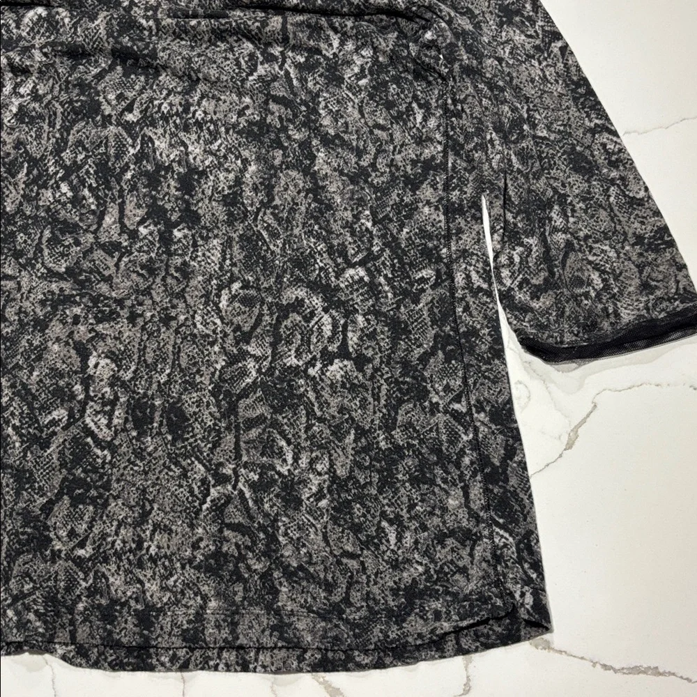 Simply Vera Intimates Elegant Black Gray  V neck Lace Women's Shirt Top M